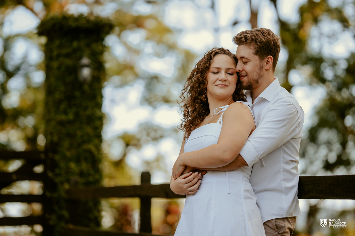 Casal em ensaio pré-wedding nas Cabanas Morro São Bernardo em Rio dos Cedros com luz de fim de tarde, conexão natural e ambiente exclusivo próximo às regiões das barragens.