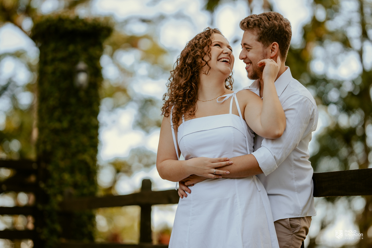 Casal em ensaio pré-wedding nas Cabanas Morro São Bernardo em Rio dos Cedros com luz de fim de tarde, conexão natural e ambiente exclusivo próximo às regiões das barragens.
