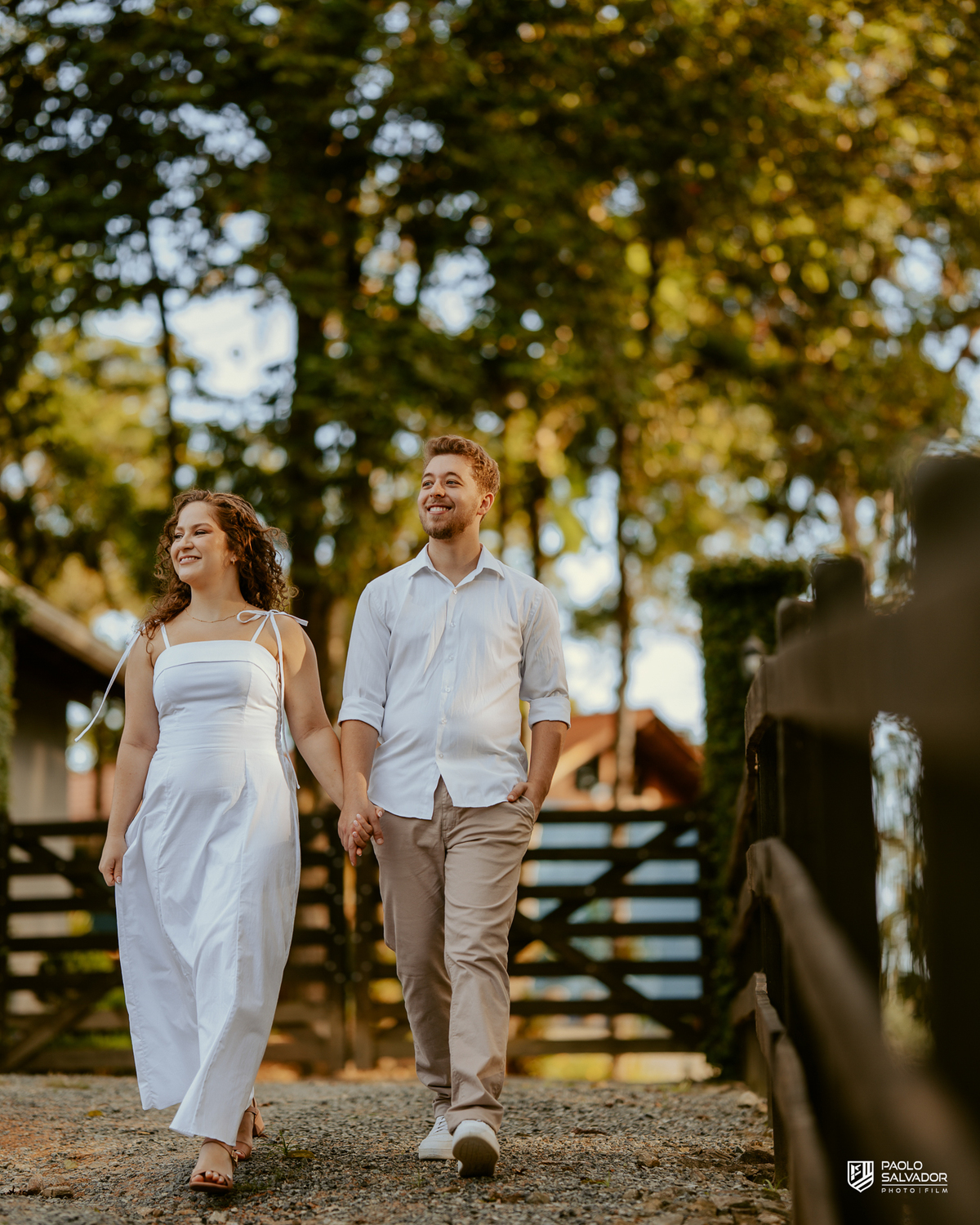 Casal em ensaio pré-wedding nas Cabanas Morro São Bernardo em Rio dos Cedros com luz de fim de tarde, conexão natural e ambiente exclusivo próximo às regiões das barragens.