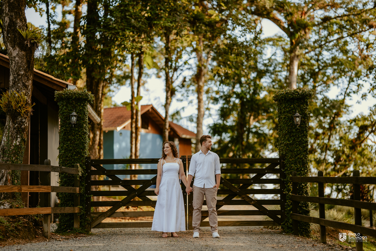 Casal em ensaio pré-wedding nas Cabanas Morro São Bernardo em Rio dos Cedros com luz de fim de tarde, conexão natural e ambiente exclusivo próximo às regiões das barragens.