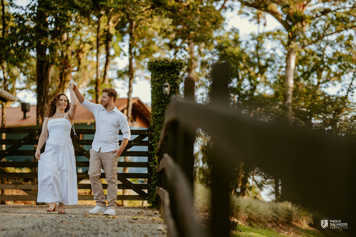 Casal em ensaio pré-wedding nas Cabanas Morro São Bernardo em Rio dos Cedros com luz de fim de tarde, conexão natural e ambiente exclusivo próximo às regiões das barragens.