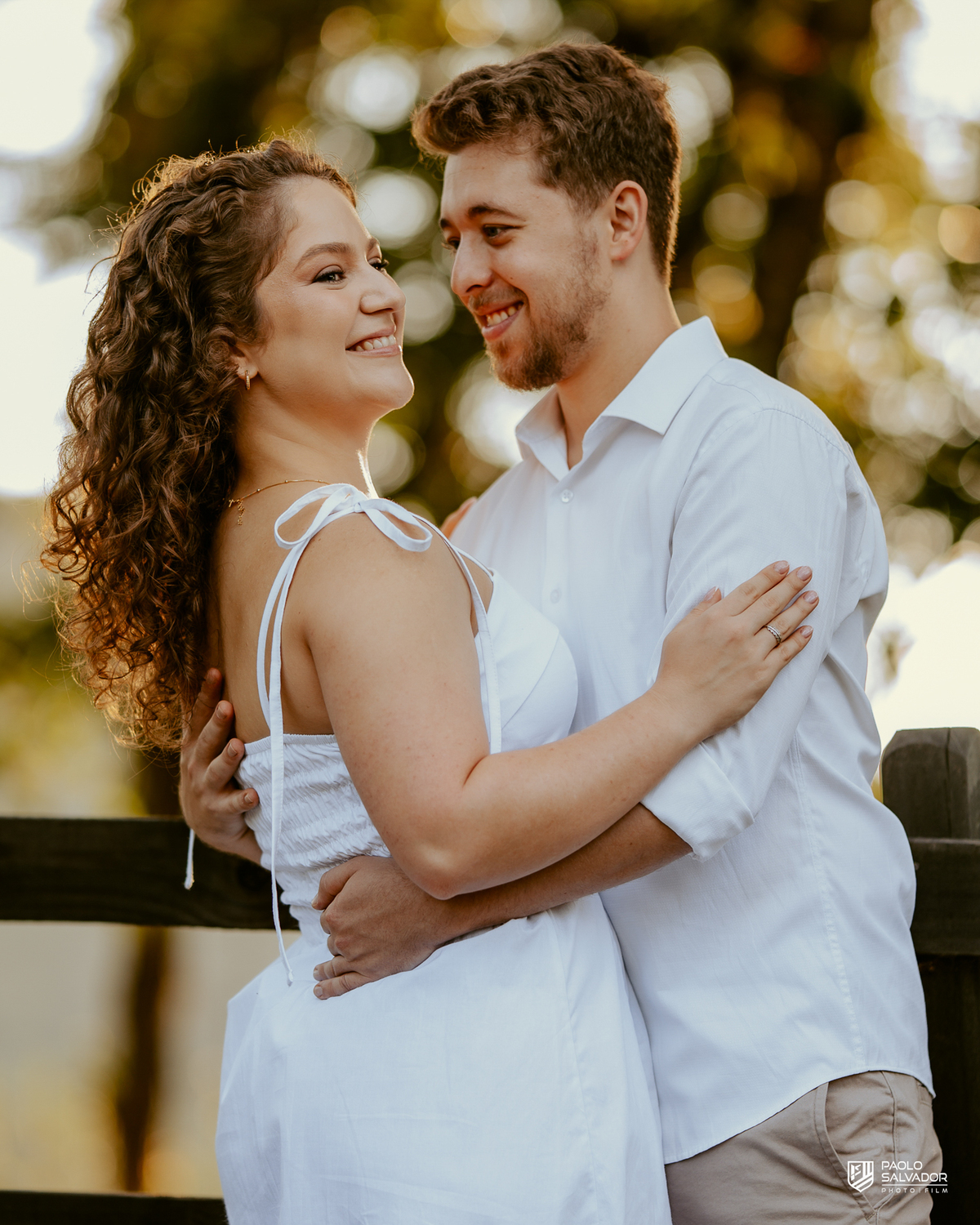 Casal posando em estrada cercada por árvores durante ensaio pré-wedding em Rio dos Cedros, com estética natural e romântica, referência para ensaios na Barragem Rio Bonito e Altos Cedros.