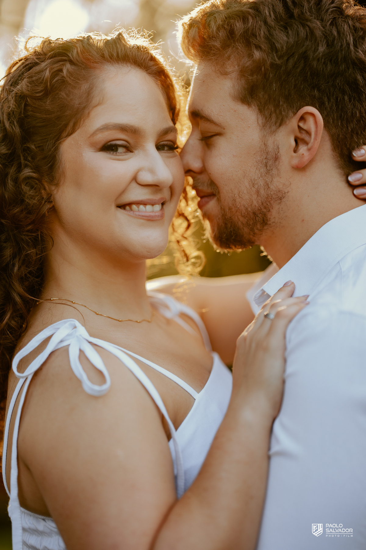 Casal em portal de madeira nas Cabanas Morro São Bernardo em Rio dos Cedros durante ensaio pré-wedding, com composição elegante e cenário natural, referência para ensaios na região.