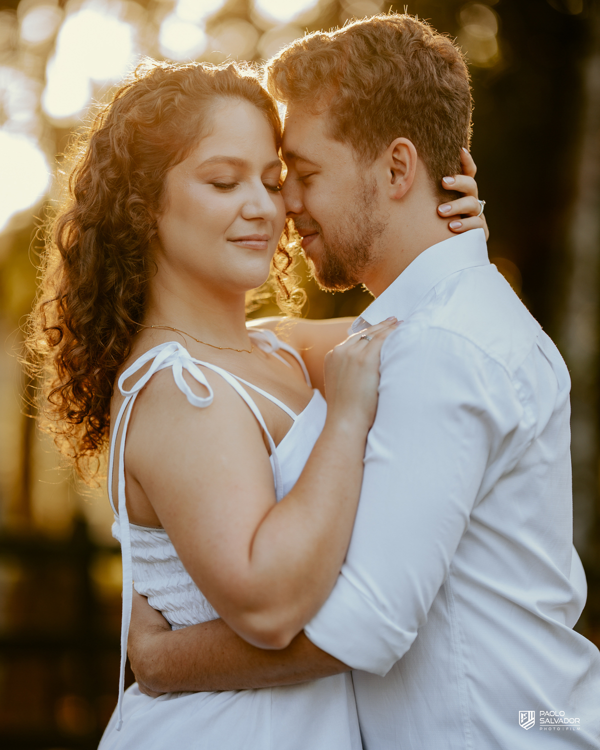 Casal em portal de madeira nas Cabanas Morro São Bernardo em Rio dos Cedros durante ensaio pré-wedding, com composição elegante e cenário natural, referência para ensaios na região.