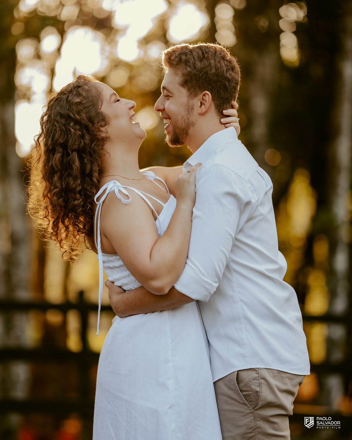 Casal em portal de madeira nas Cabanas Morro São Bernardo em Rio dos Cedros durante ensaio pré-wedding, com composição elegante e cenário natural, referência para ensaios na região.