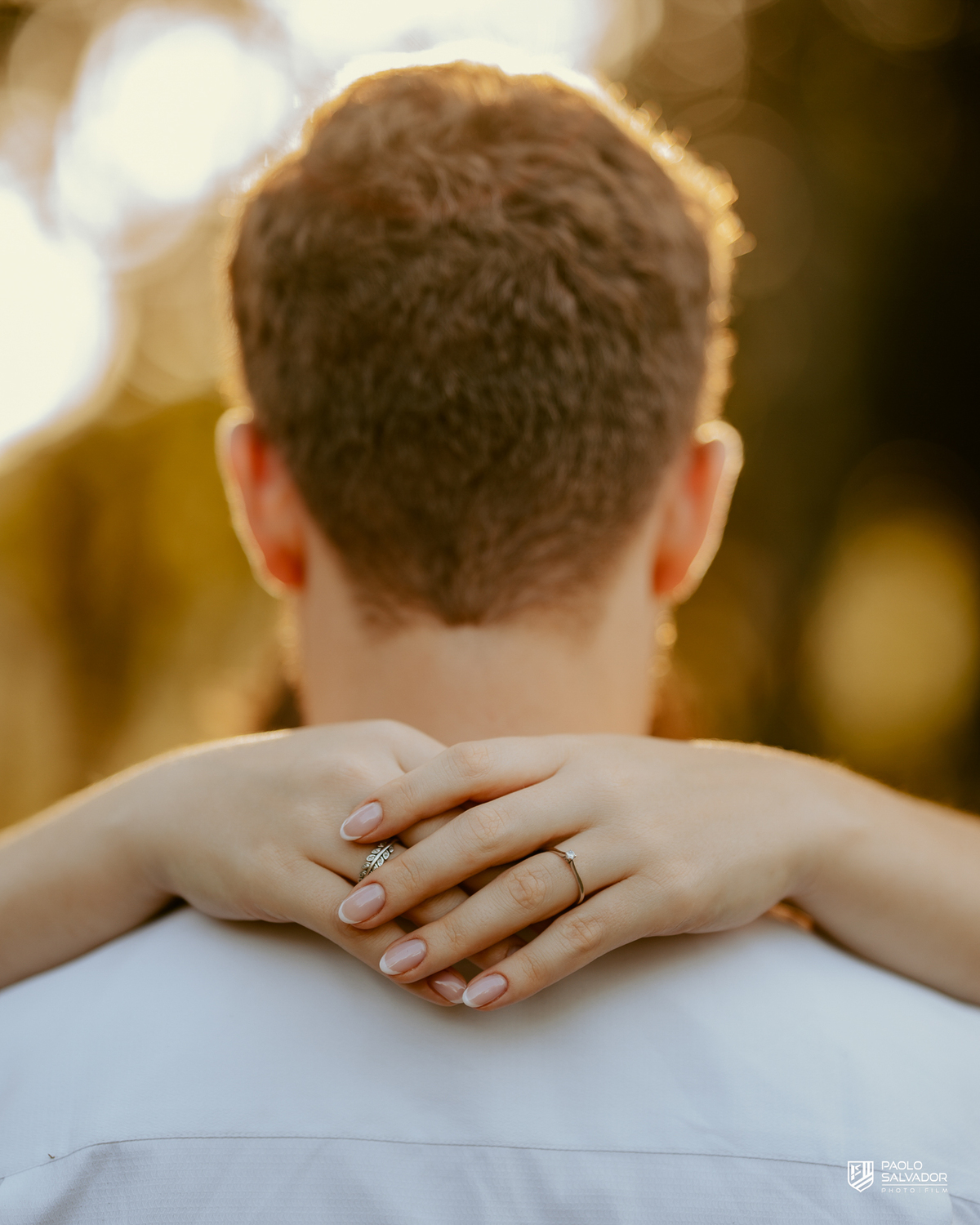 Casal em portal de madeira nas Cabanas Morro São Bernardo em Rio dos Cedros durante ensaio pré-wedding, com composição elegante e cenário natural, referência para ensaios na região.