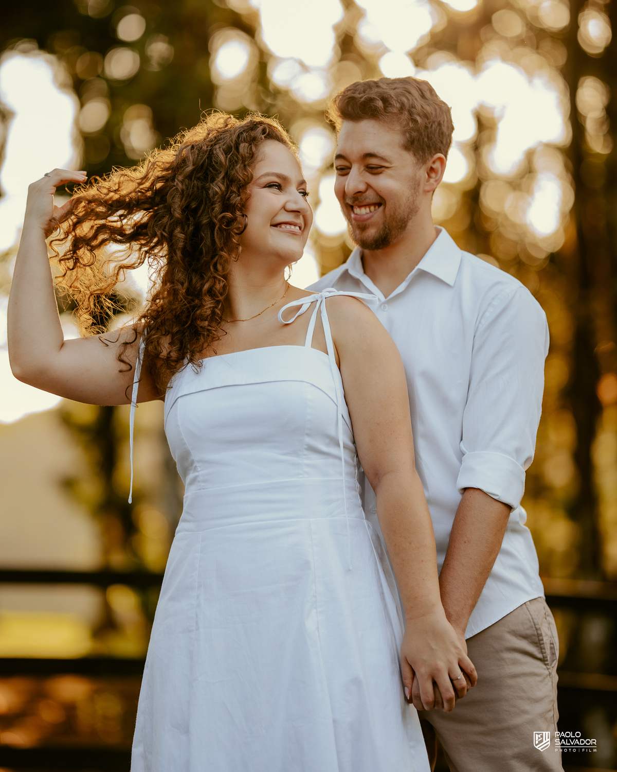 Casal em portal de madeira nas Cabanas Morro São Bernardo em Rio dos Cedros durante ensaio pré-wedding, com composição elegante e cenário natural, referência para ensaios na região.
