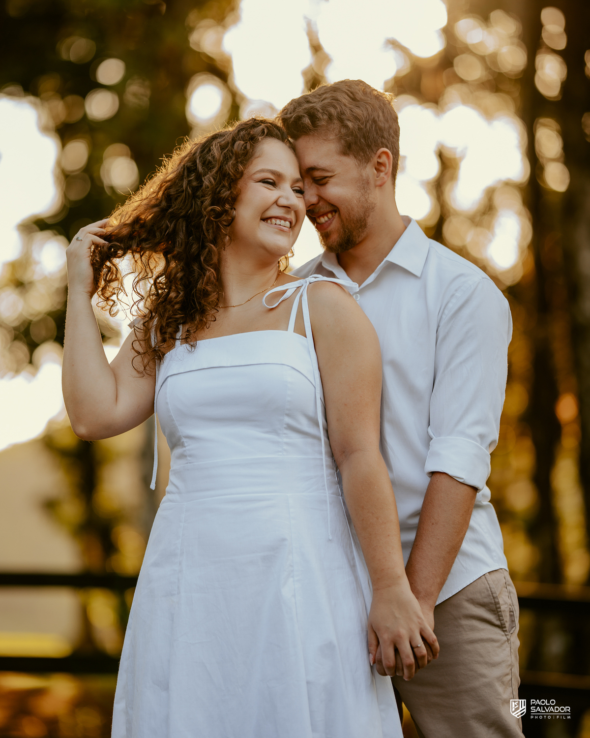 Casal em portal de madeira nas Cabanas Morro São Bernardo em Rio dos Cedros durante ensaio pré-wedding, com composição elegante e cenário natural, referência para ensaios na região.
