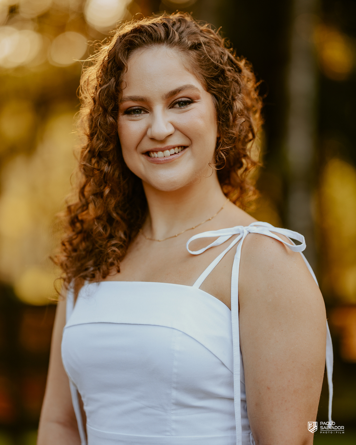 Casal em portal de madeira nas Cabanas Morro São Bernardo em Rio dos Cedros durante ensaio pré-wedding, com composição elegante e cenário natural, referência para ensaios na região.