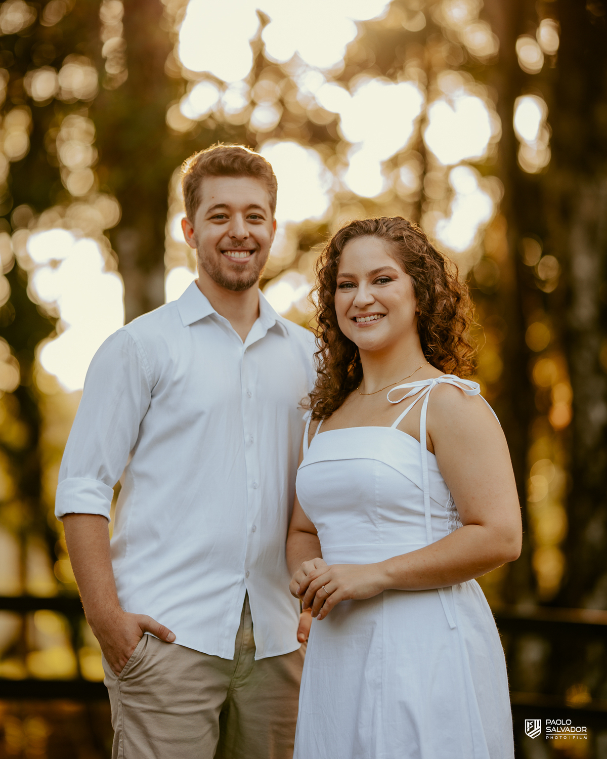 Casal em portal de madeira nas Cabanas Morro São Bernardo em Rio dos Cedros durante ensaio pré-wedding, com composição elegante e cenário natural, referência para ensaios na região.