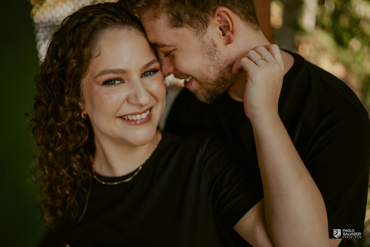 Close do casal sorrindo em ensaio pré-wedding em Rio dos Cedros, destacando conexão e espontaneidade em meio à natureza, ideal para quem busca ensaio na região das barragens como Rio Bonito e Palmeiras.