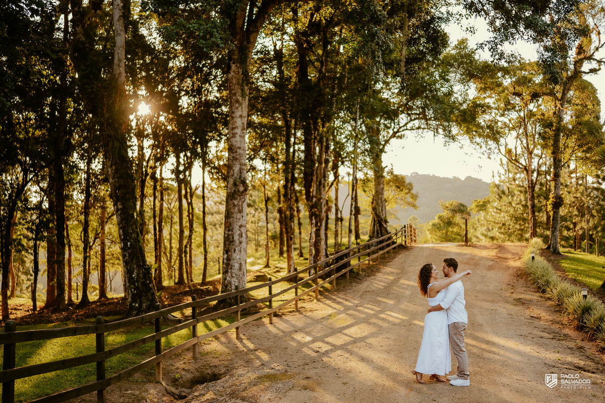Casal caminhando juntos em estrada rural durante ensaio pré-wedding em Rio dos Cedros, com natureza ao redor e atmosfera leve, inspiração para ensaios em Altos Cedros e região das barragens.