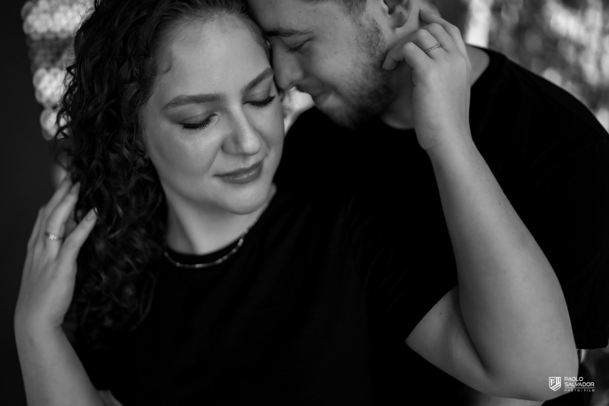 Close do casal sorrindo em ensaio pré-wedding em Rio dos Cedros, destacando conexão e espontaneidade em meio à natureza, ideal para quem busca ensaio na região das barragens como Rio Bonito e Palmeiras.
