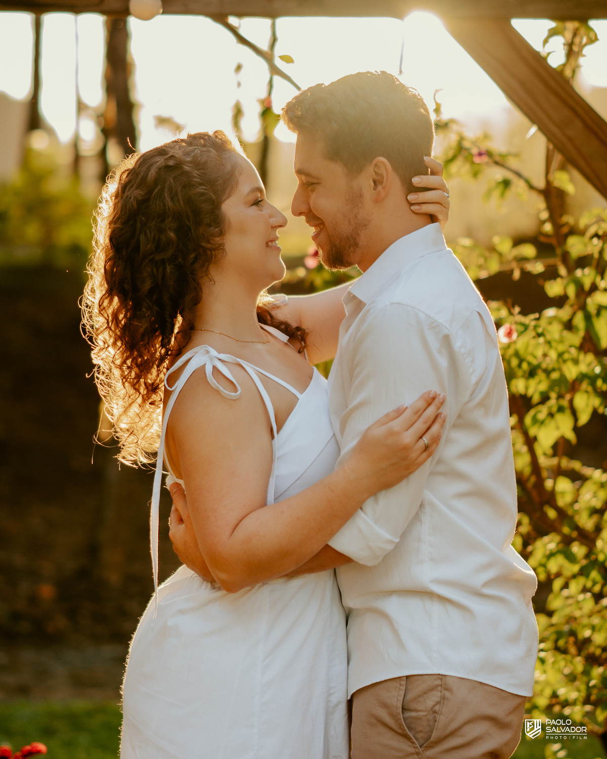 Close do casal com troca de olhares durante ensaio pré-wedding em Rio dos Cedros, expressão natural e romântica em ambiente externo, inspiração para ensaios em Altos Cedros e região.