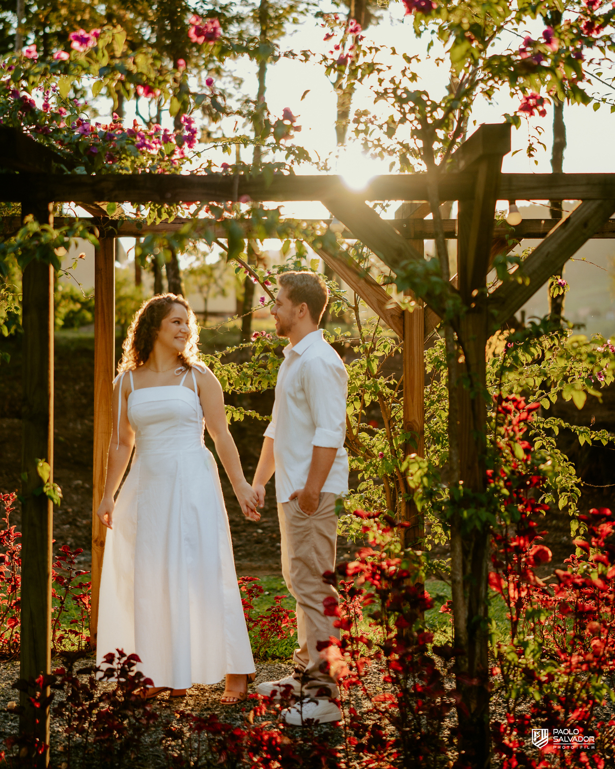 Close do casal com troca de olhares durante ensaio pré-wedding em Rio dos Cedros, expressão natural e romântica em ambiente externo, inspiração para ensaios em Altos Cedros e região.
