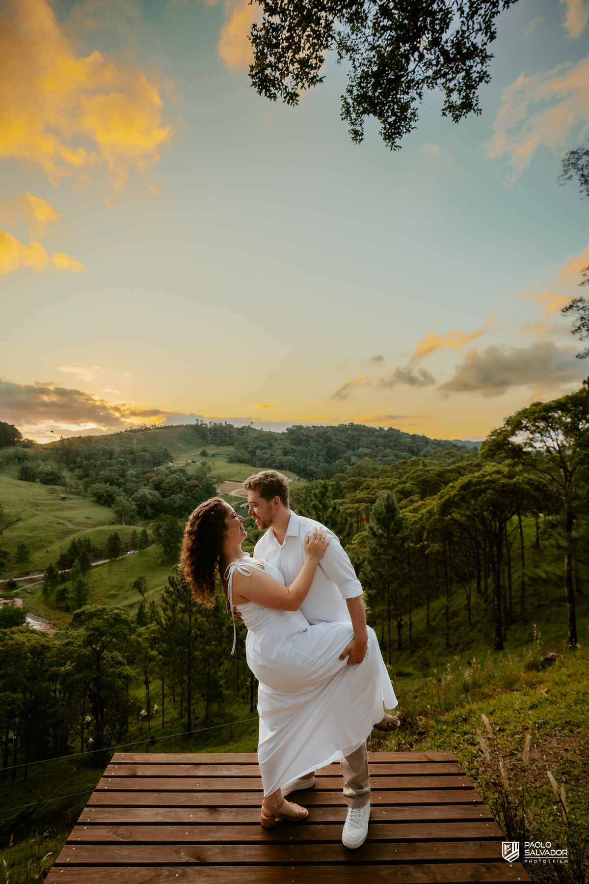 Close do casal com troca de olhares durante ensaio pré-wedding em Rio dos Cedros, expressão natural e romântica em ambiente externo, inspiração para ensaios em Altos Cedros e região.