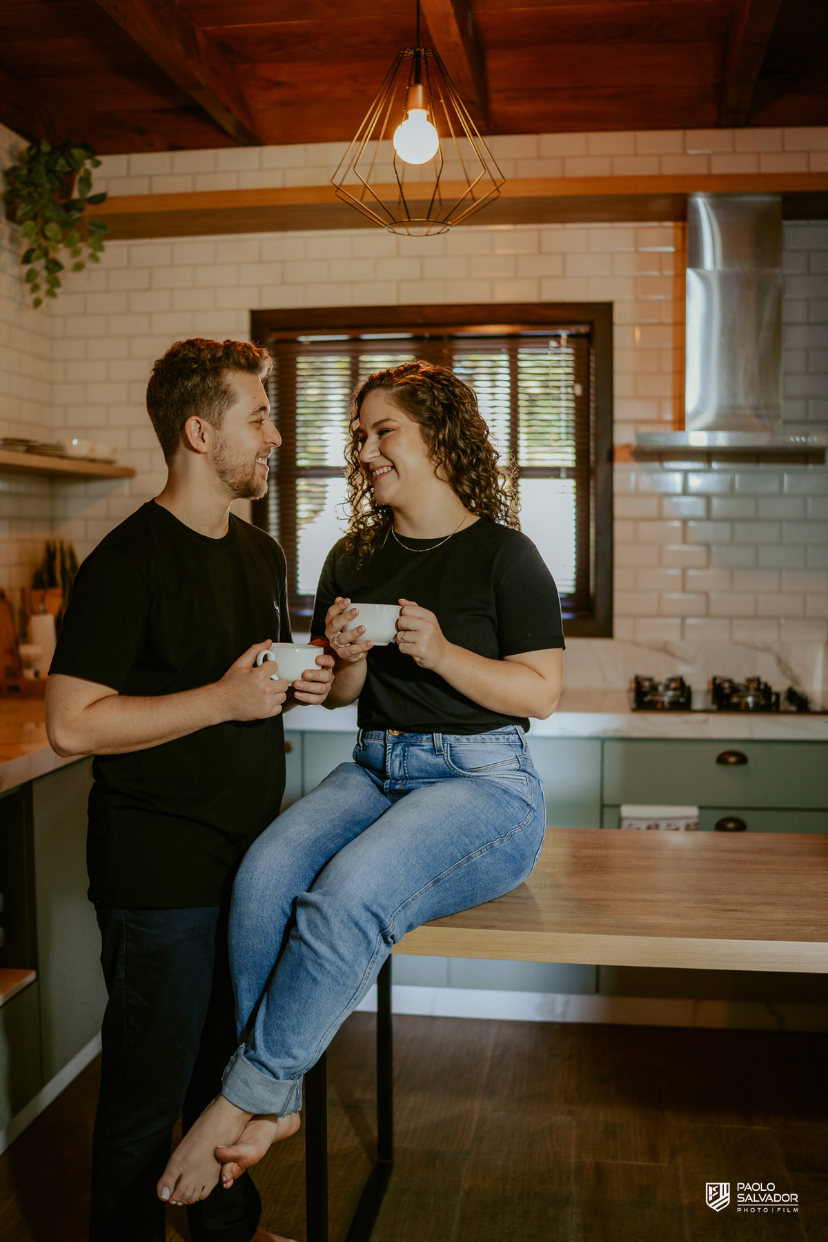 Casal em momento íntimo dentro da cabana nas Cabanas Morro São Bernardo em Rio dos Cedros, ensaio pré-wedding com clima aconchegante e natural, inspiração para ensaios na região de Altos Cedros e barragens.