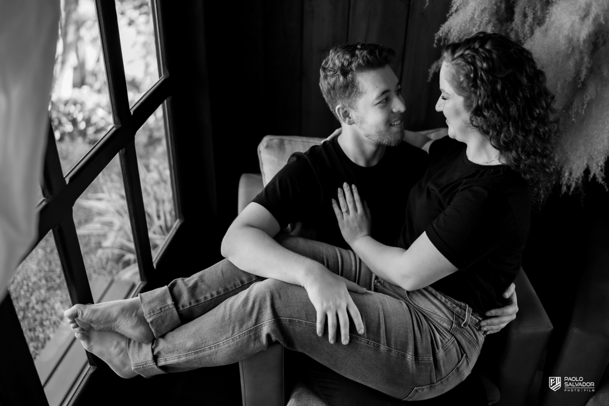 Casal em momento íntimo dentro da cabana nas Cabanas Morro São Bernardo em Rio dos Cedros, ensaio pré-wedding com clima aconchegante e natural, inspiração para ensaios na região de Altos Cedros e barragens.