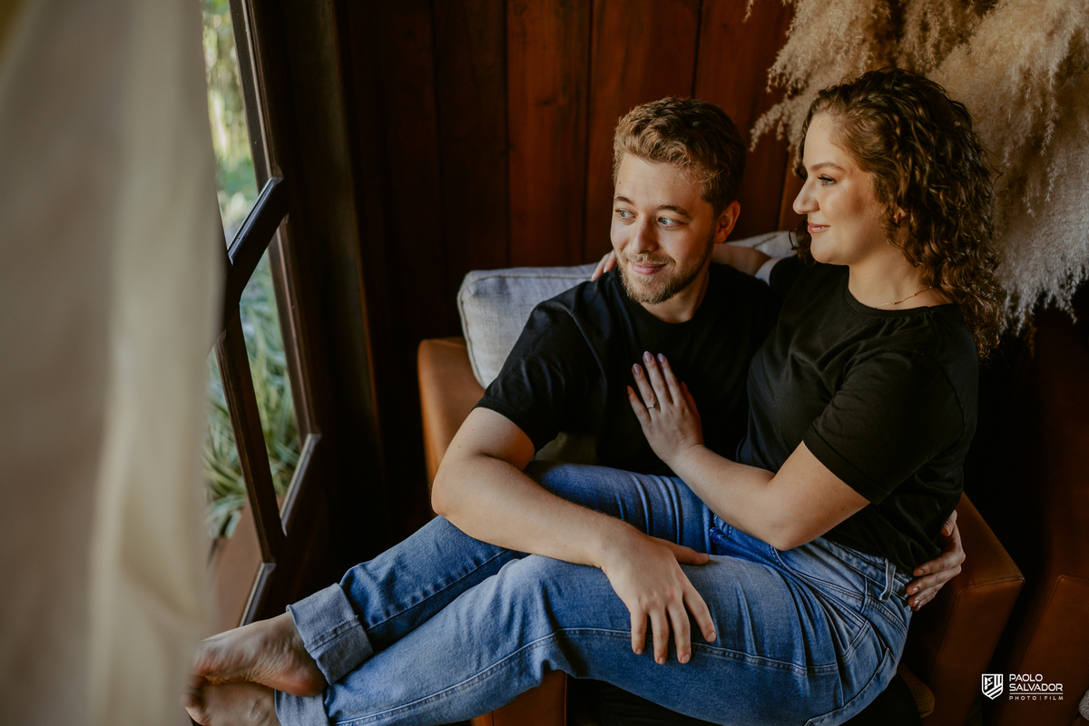 Casal em momento íntimo dentro da cabana nas Cabanas Morro São Bernardo em Rio dos Cedros, ensaio pré-wedding com clima aconchegante e natural, inspiração para ensaios na região de Altos Cedros e barragens.