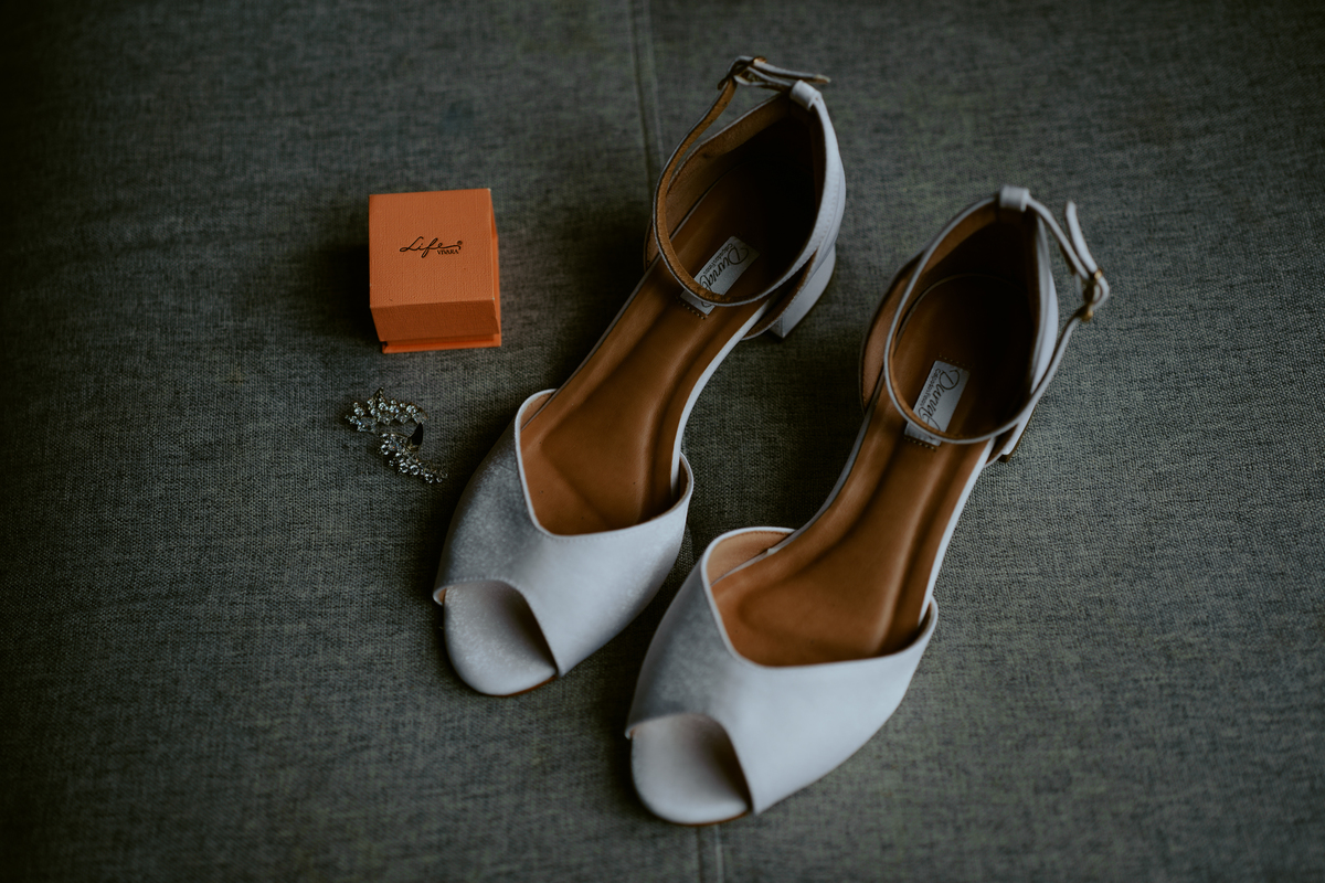 Noiva sendo maquiada no chalé do Refúgio dos Lagos em Massaranduba durante making of de casamento, com natureza ao fundo, preparação elegante e clima intimista, ideal para casamentos em Joinville, Jaraguá do Sul e Luiz Alves.