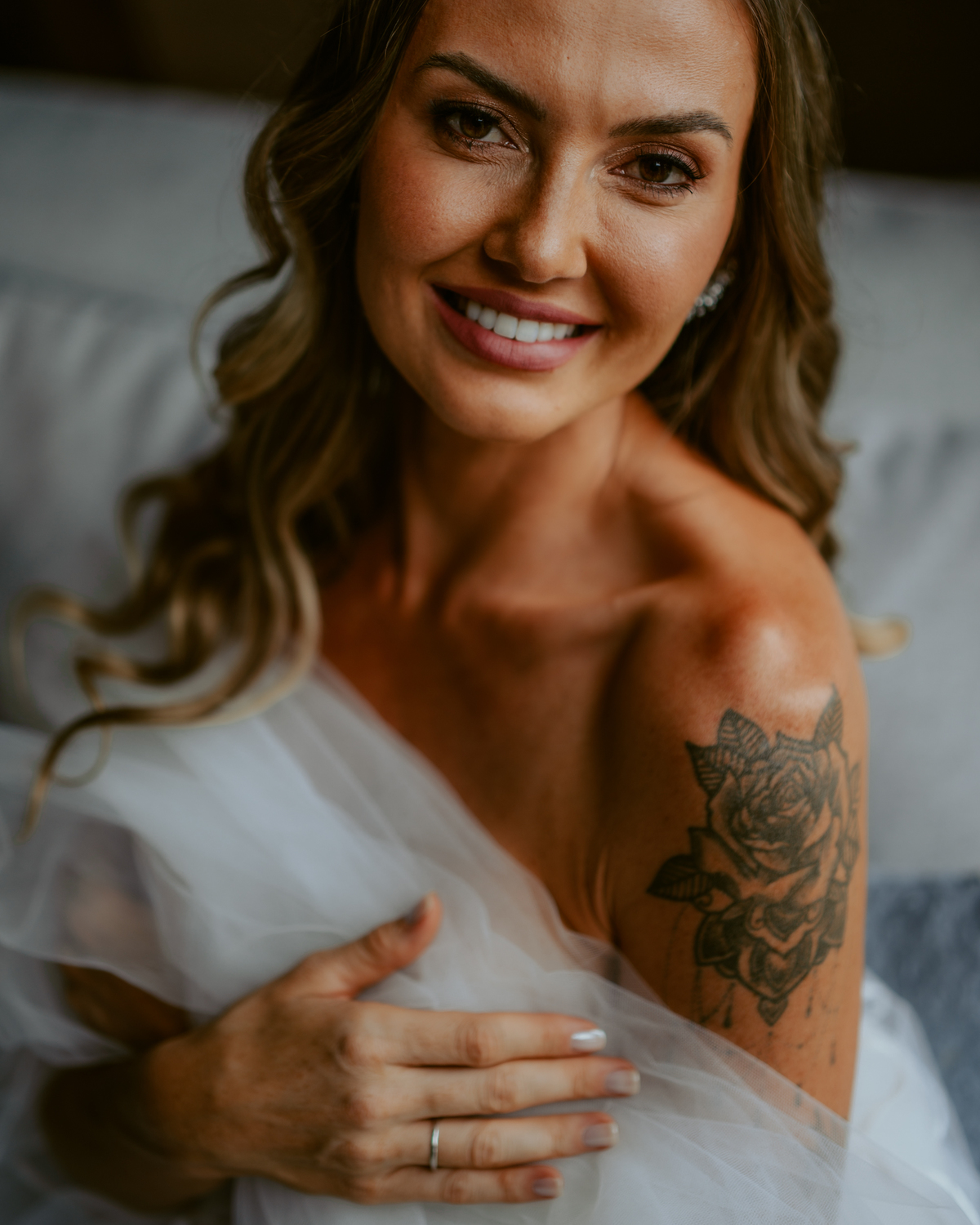 Retrato da noiva Stephanie durante making of no chalé do Refúgio dos Lagos em Massaranduba, com luz suave e expressão natural, destacando preparação para casamento na região do Vale do Itapocu.