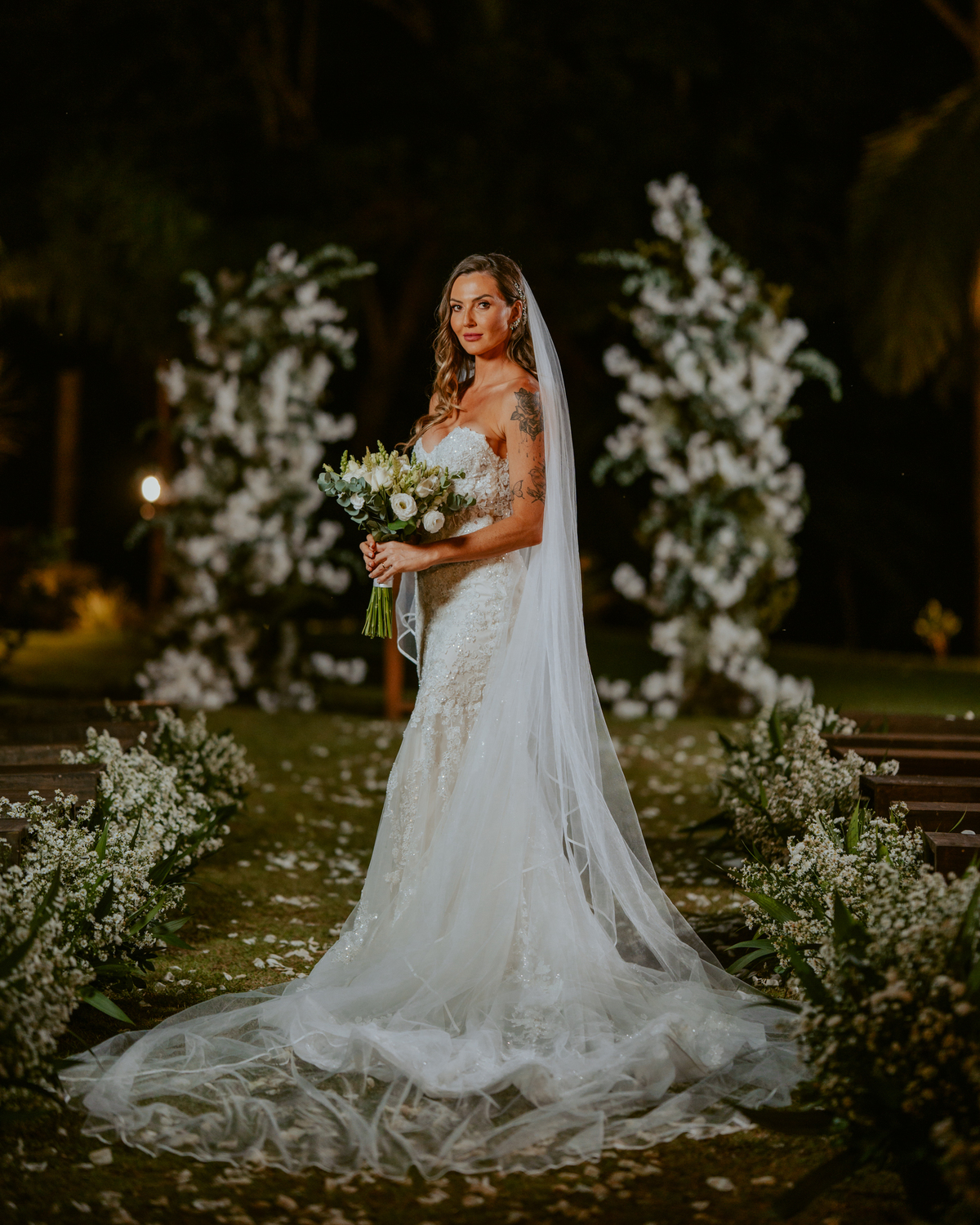 Noivos posando para fotos após cerimônia em casamento no Refúgio dos Lagos em Massaranduba, com cenário natural e iluminação suave.