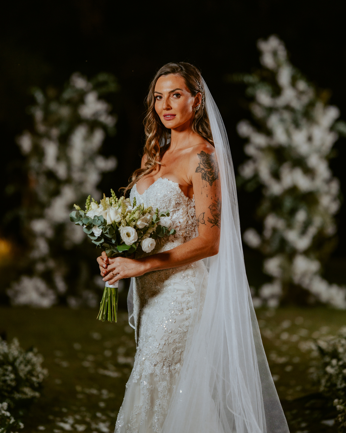 Noivos posando para fotos após cerimônia em casamento no Refúgio dos Lagos em Massaranduba, com cenário natural e iluminação suave.