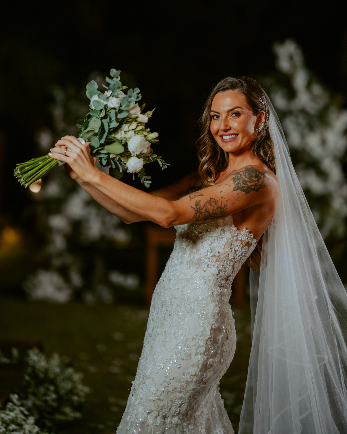 Noivos posando para fotos após cerimônia em casamento no Refúgio dos Lagos em Massaranduba, com cenário natural e iluminação suave.