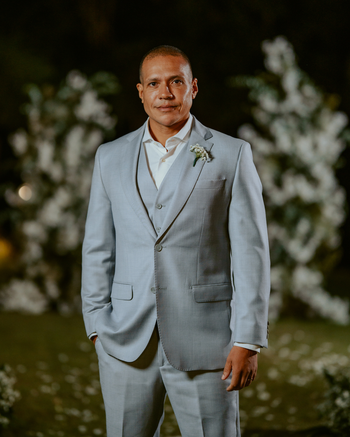 Noivos posando para fotos após cerimônia em casamento no Refúgio dos Lagos em Massaranduba, com cenário natural e iluminação suave.