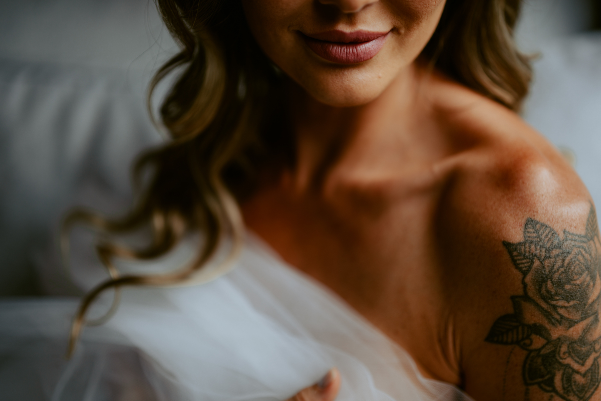 Retrato da noiva Stephanie durante making of no chalé do Refúgio dos Lagos em Massaranduba, com luz suave e expressão natural, destacando preparação para casamento na região do Vale do Itapocu.