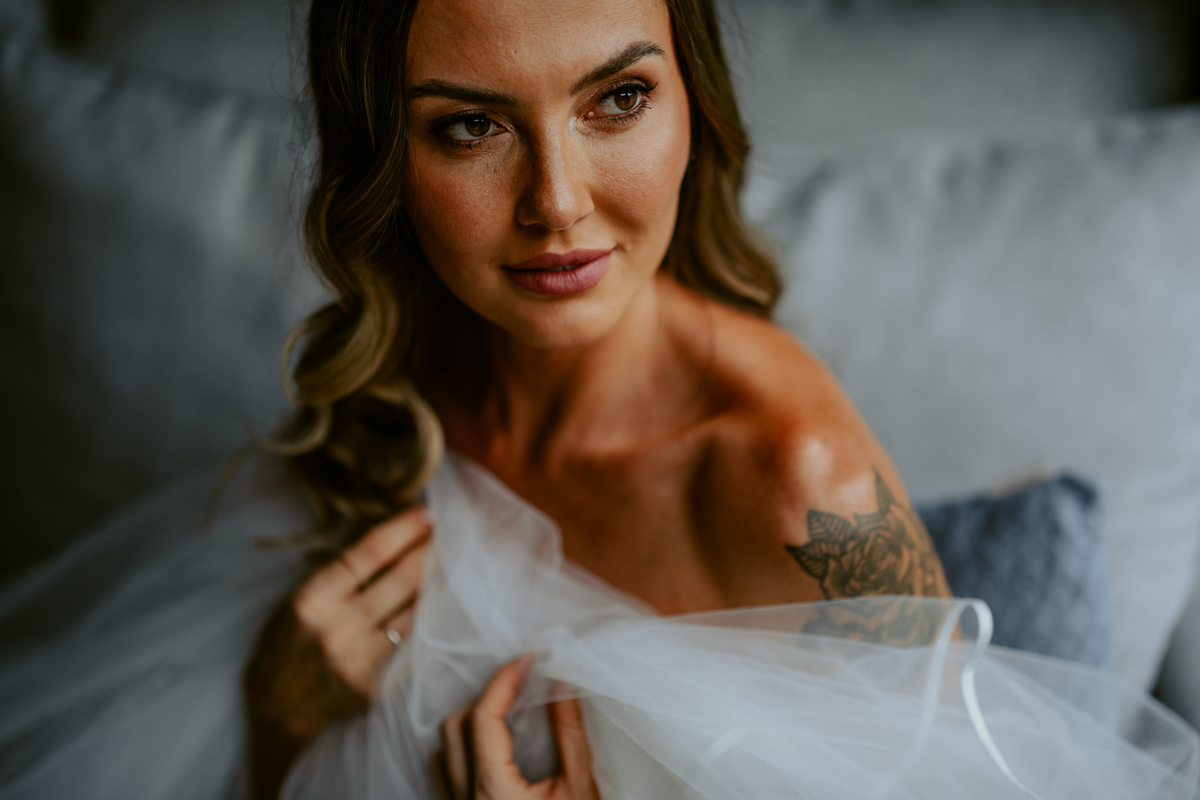 Retrato da noiva Stephanie durante making of no chalé do Refúgio dos Lagos em Massaranduba, com luz suave e expressão natural, destacando preparação para casamento na região do Vale do Itapocu.