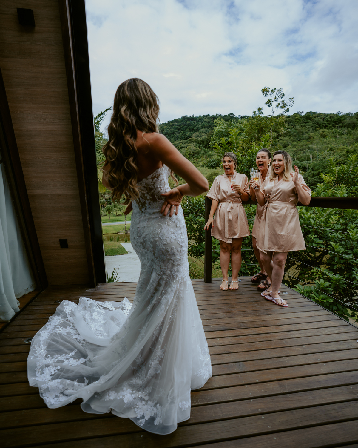 Noiva brindando com madrinhas no chalé do Refúgio dos Lagos em Massaranduba, momento descontraído e elegante antes da cerimônia, inspiração para casamentos em Joinville, Jaraguá e região.