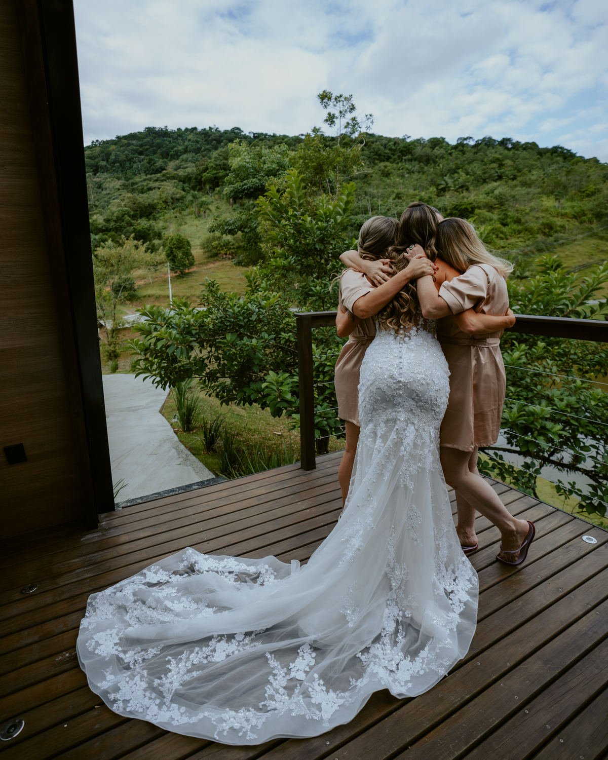 Noiva brindando com madrinhas no chalé do Refúgio dos Lagos em Massaranduba, momento descontraído e elegante antes da cerimônia, inspiração para casamentos em Joinville, Jaraguá e região.