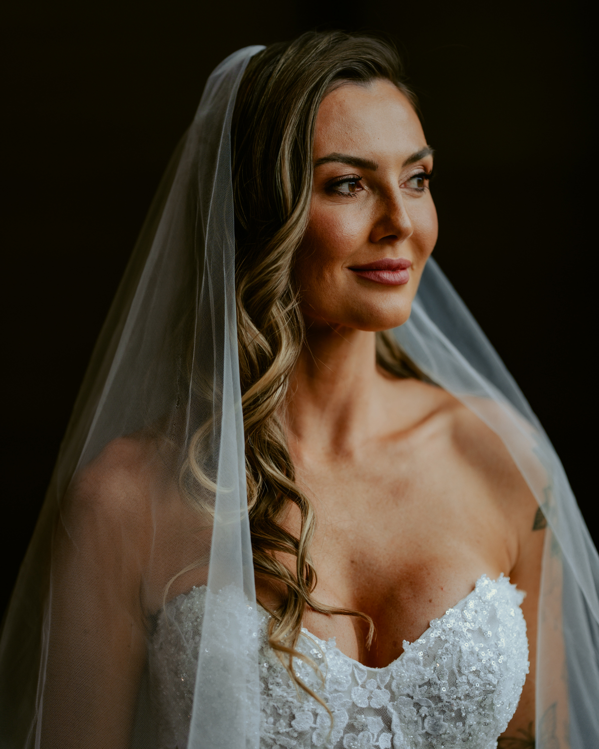 Noiva pronta com vestido de casamento e buquê dentro do chalé no Refúgio dos Lagos em Massaranduba, com luz natural e estética sofisticada, referência para casamentos na região.