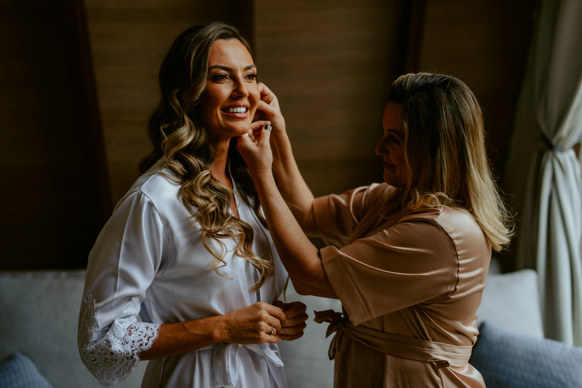 Noiva sendo maquiada no chalé do Refúgio dos Lagos em Massaranduba durante making of de casamento, com natureza ao fundo, preparação elegante e clima intimista, ideal para casamentos em Joinville, Jaraguá do Sul e Luiz Alves.