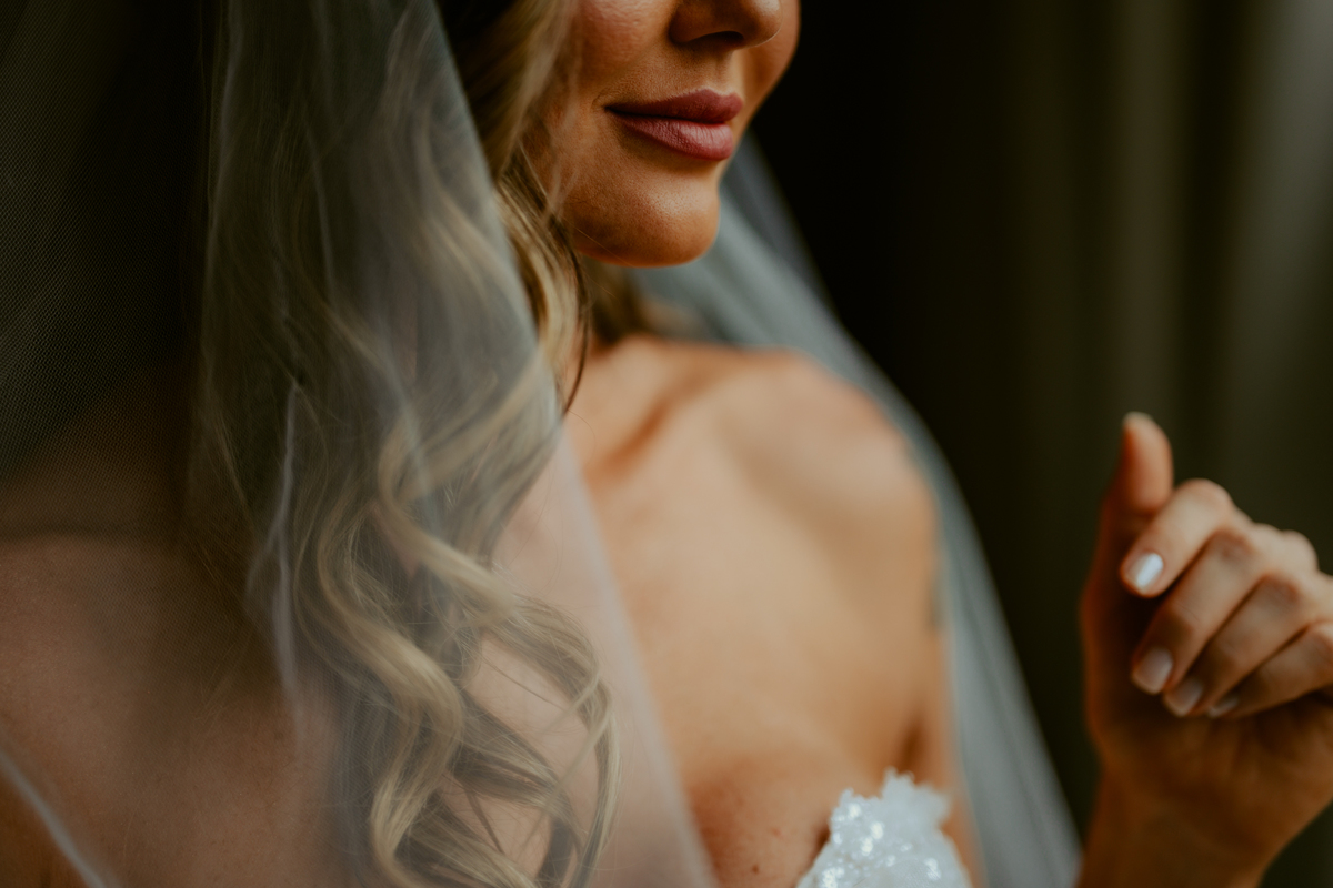 Noiva pronta com vestido de casamento e buquê dentro do chalé no Refúgio dos Lagos em Massaranduba, com luz natural e estética sofisticada, referência para casamentos na região.