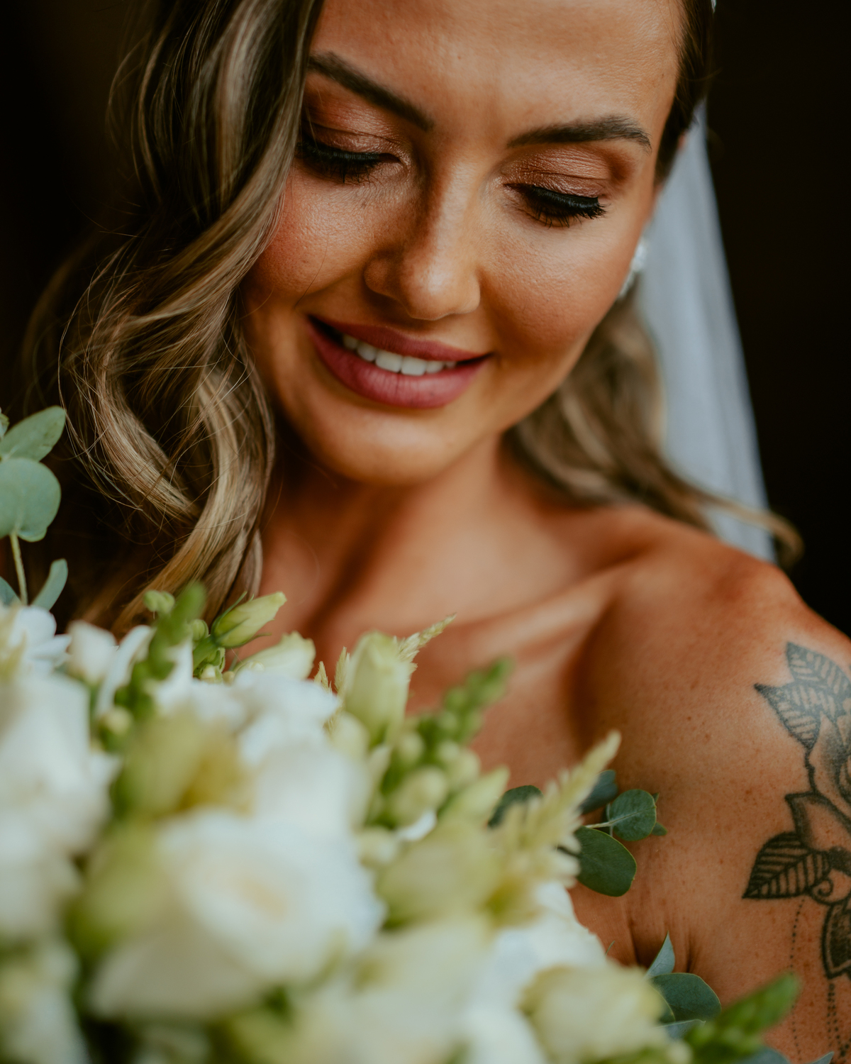 Noiva pronta com vestido de casamento e buquê dentro do chalé no Refúgio dos Lagos em Massaranduba, com luz natural e estética sofisticada, referência para casamentos na região.