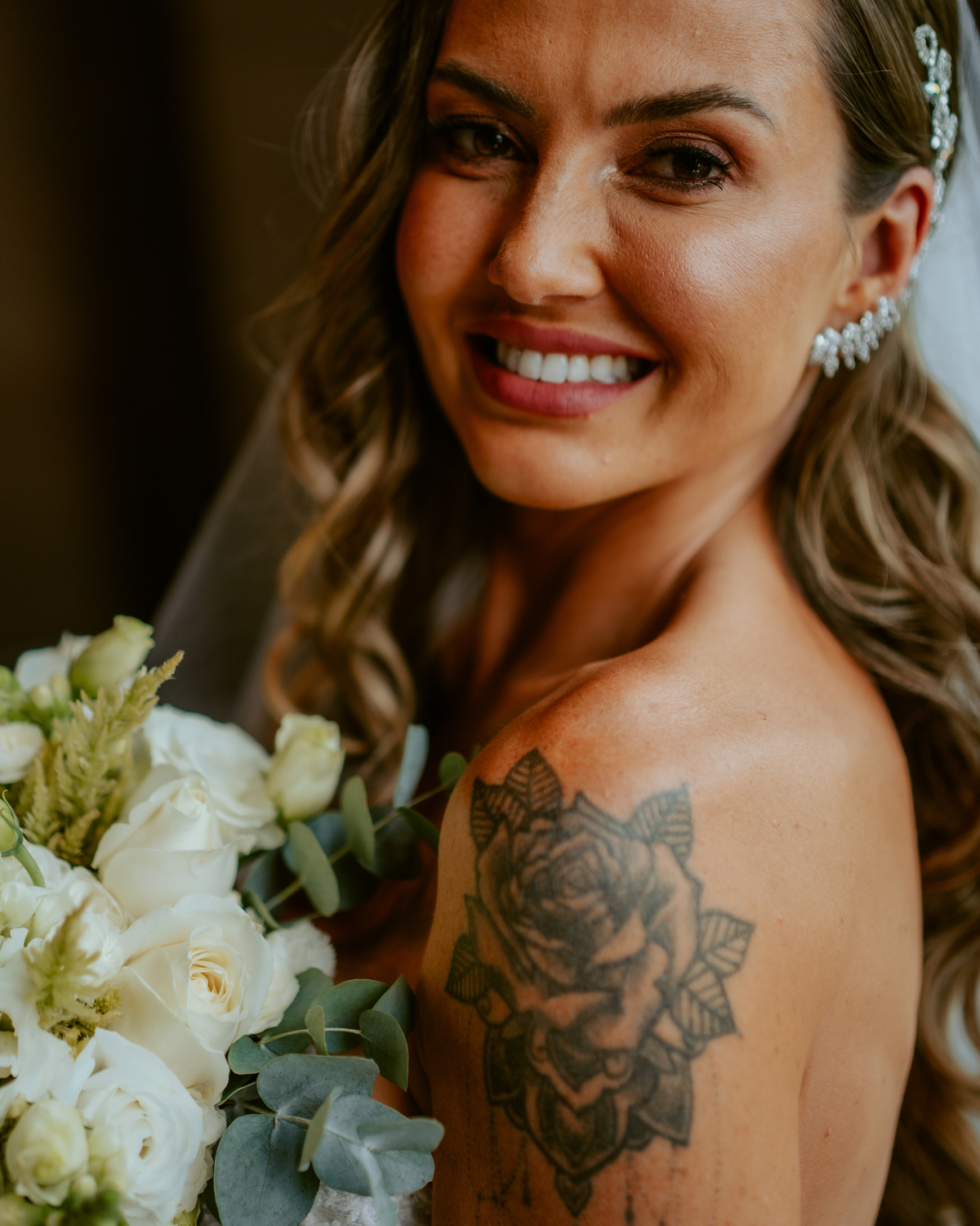 Noiva pronta com vestido de casamento e buquê dentro do chalé no Refúgio dos Lagos em Massaranduba, com luz natural e estética sofisticada, referência para casamentos na região.