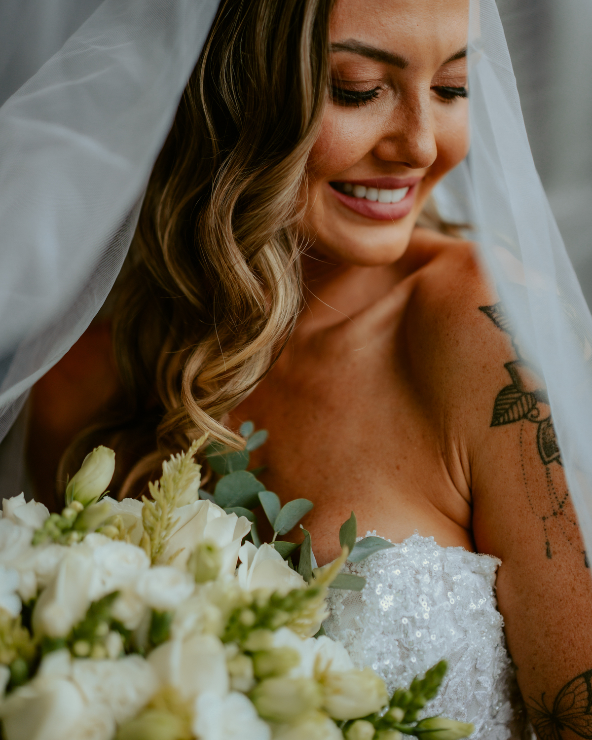 Noiva pronta com vestido de casamento e buquê dentro do chalé no Refúgio dos Lagos em Massaranduba, com luz natural e estética sofisticada, referência para casamentos na região.