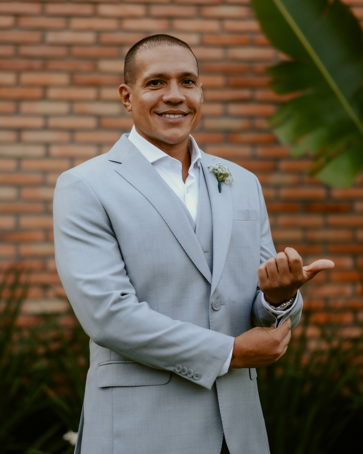 Noivo Tiago se arrumando com terno claro durante casamento em Massaranduba no Refúgio dos Lagos, momento de preparação elegante antes da cerimônia ao ar livre.