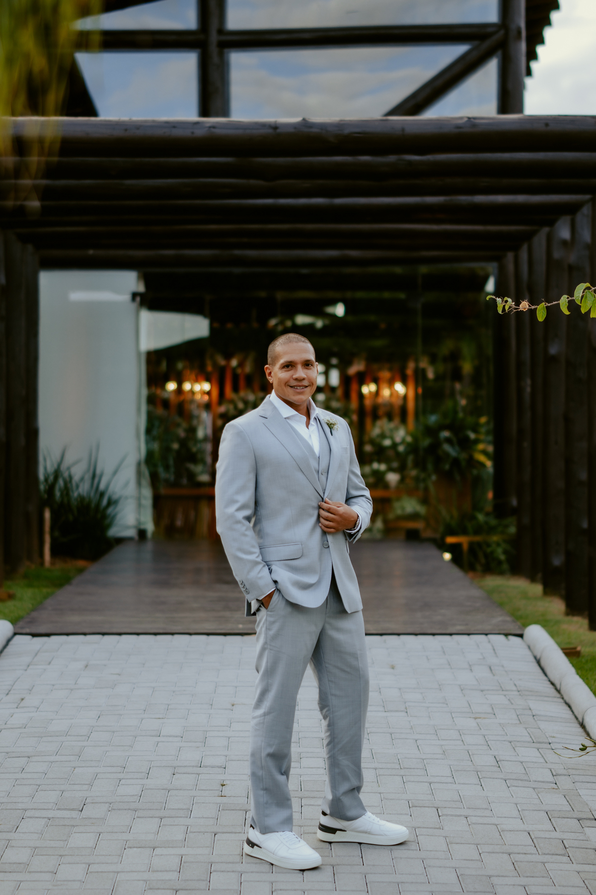Noivo Tiago se arrumando com terno claro durante casamento em Massaranduba no Refúgio dos Lagos, momento de preparação elegante antes da cerimônia ao ar livre.