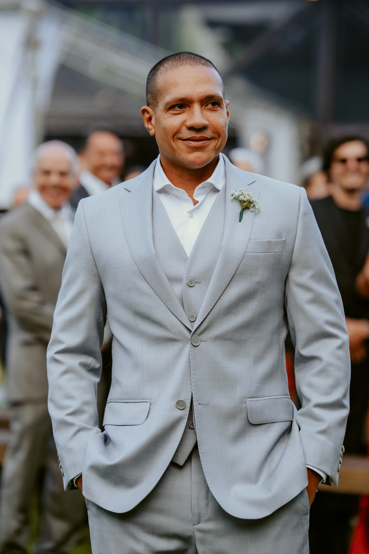Entrada do noivo com familiares durante cerimônia de casamento ao ar livre no Refúgio dos Lagos em Massaranduba, com convidados e decoração natural.
