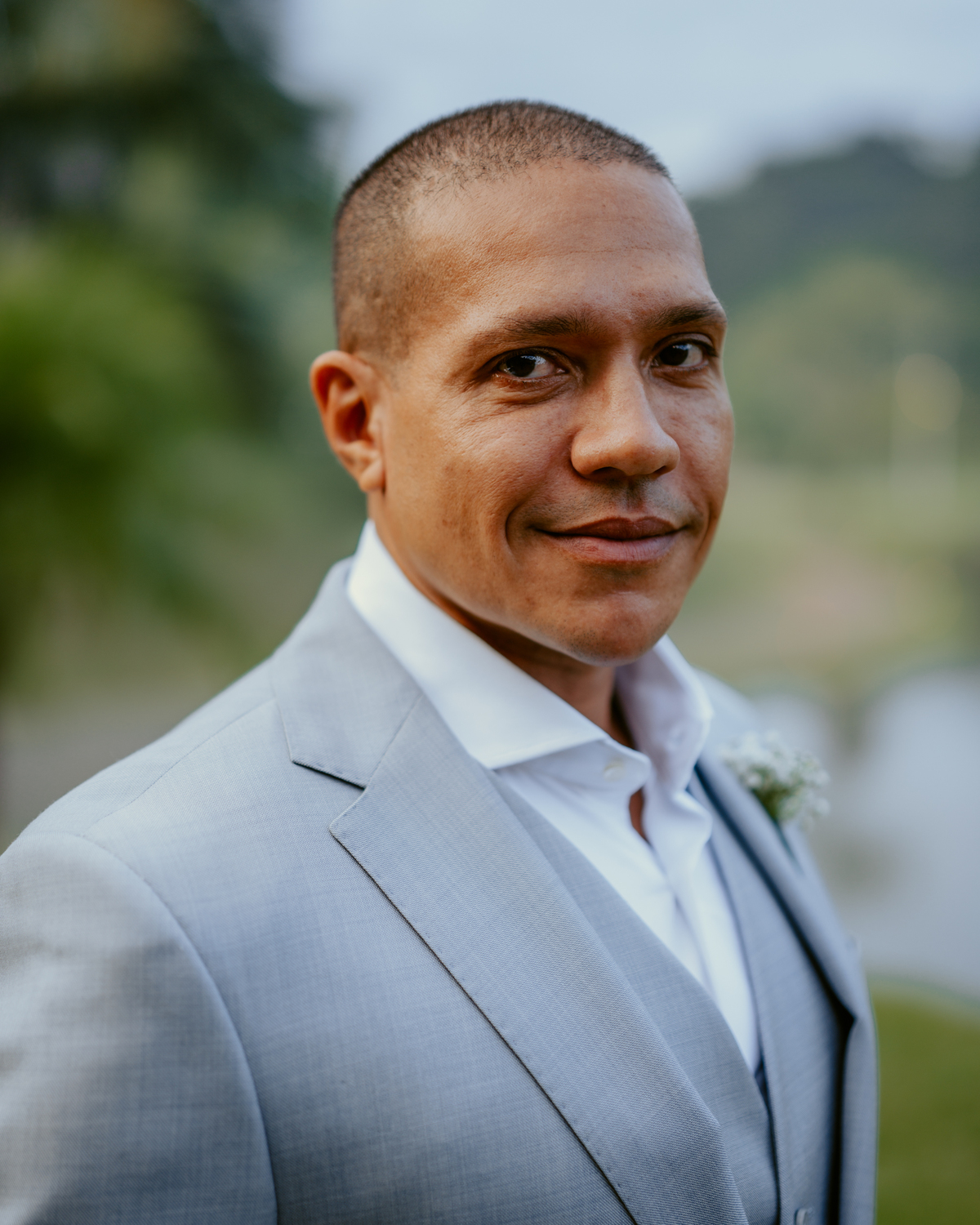 Entrada do noivo com familiares durante cerimônia de casamento ao ar livre no Refúgio dos Lagos em Massaranduba, com convidados e decoração natural.