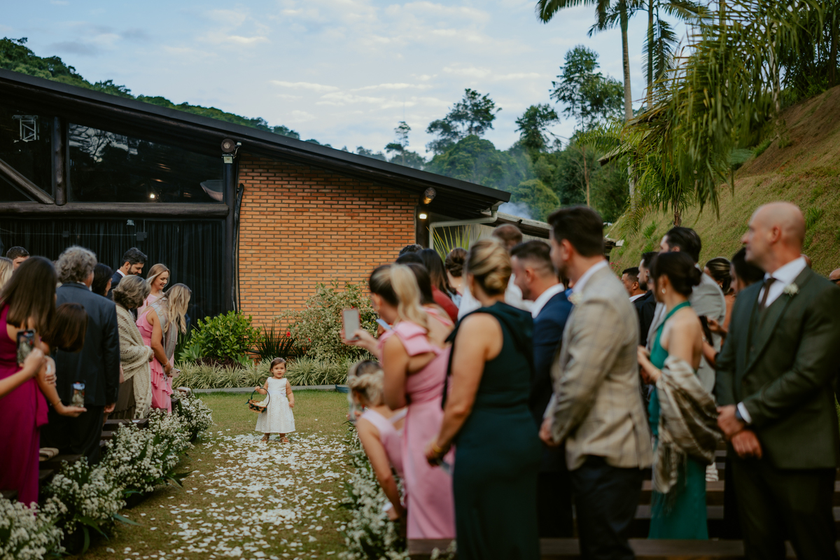 erimônia de casamento ao ar livre no Refúgio dos Lagos em Massaranduba com altar decorado pela Vila das Flores e convidados presentes.