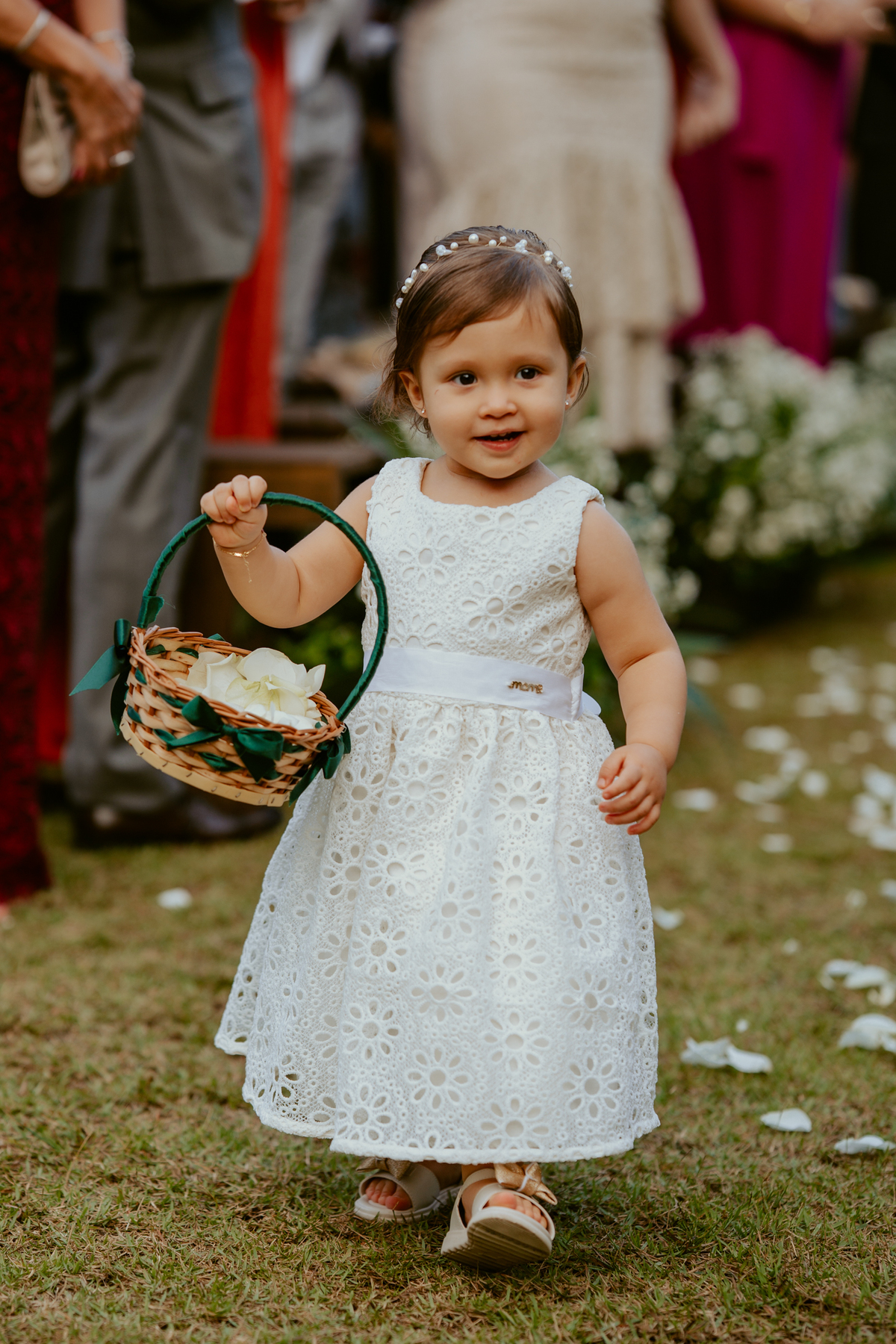 erimônia de casamento ao ar livre no Refúgio dos Lagos em Massaranduba com altar decorado pela Vila das Flores e convidados presentes.