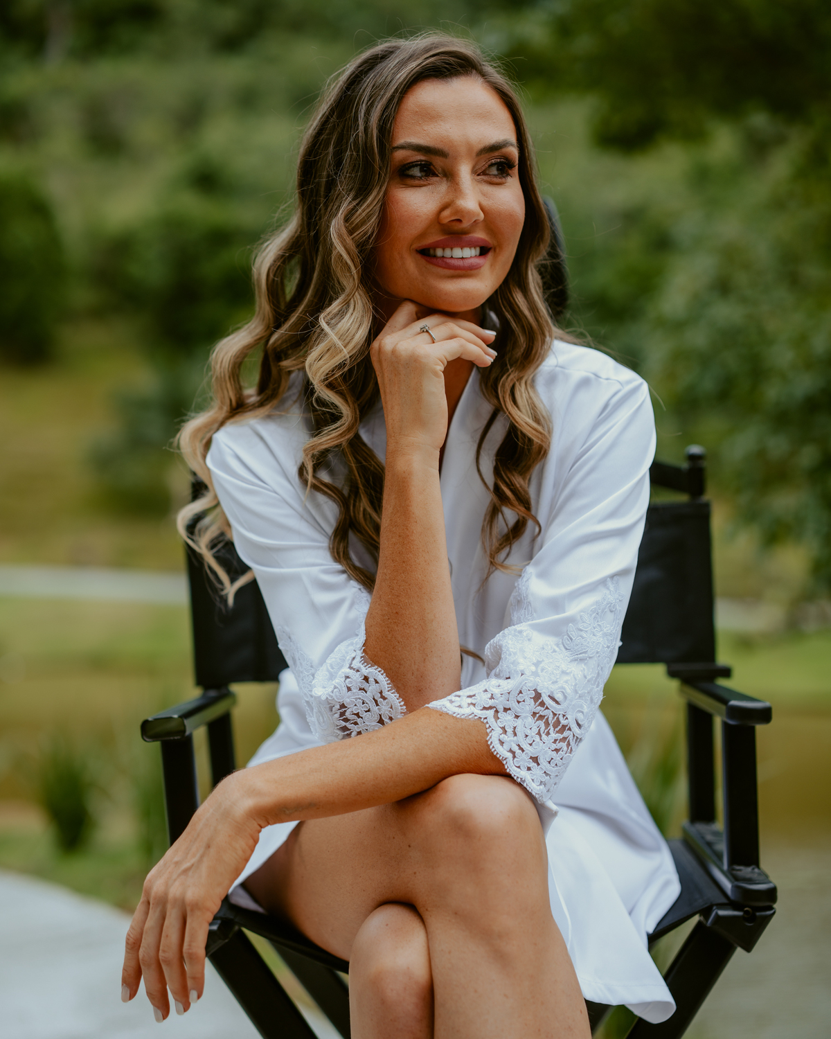 Noiva sendo maquiada no chalé do Refúgio dos Lagos em Massaranduba durante making of de casamento, com natureza ao fundo, preparação elegante e clima intimista, ideal para casamentos em Joinville, Jaraguá do Sul e Luiz Alves.