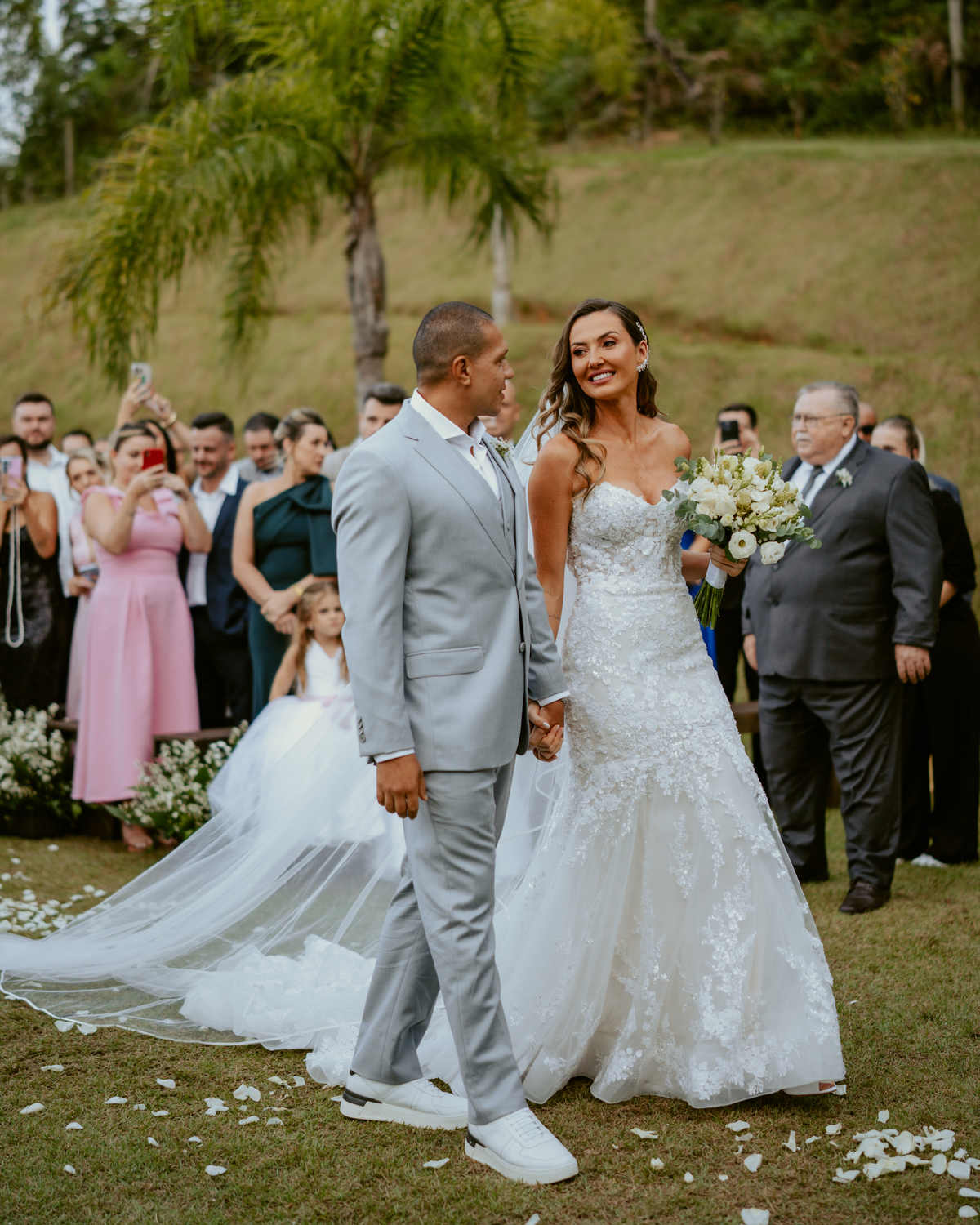 erimônia de casamento ao ar livre no Refúgio dos Lagos em Massaranduba com altar decorado pela Vila das Flores e convidados presentes.