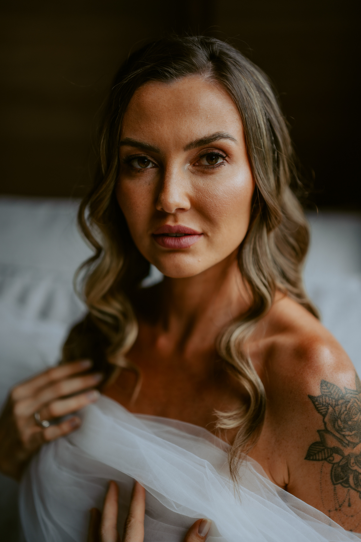 Retrato da noiva Stephanie durante making of no chalé do Refúgio dos Lagos em Massaranduba, com luz suave e expressão natural, destacando preparação para casamento na região do Vale do Itapocu.