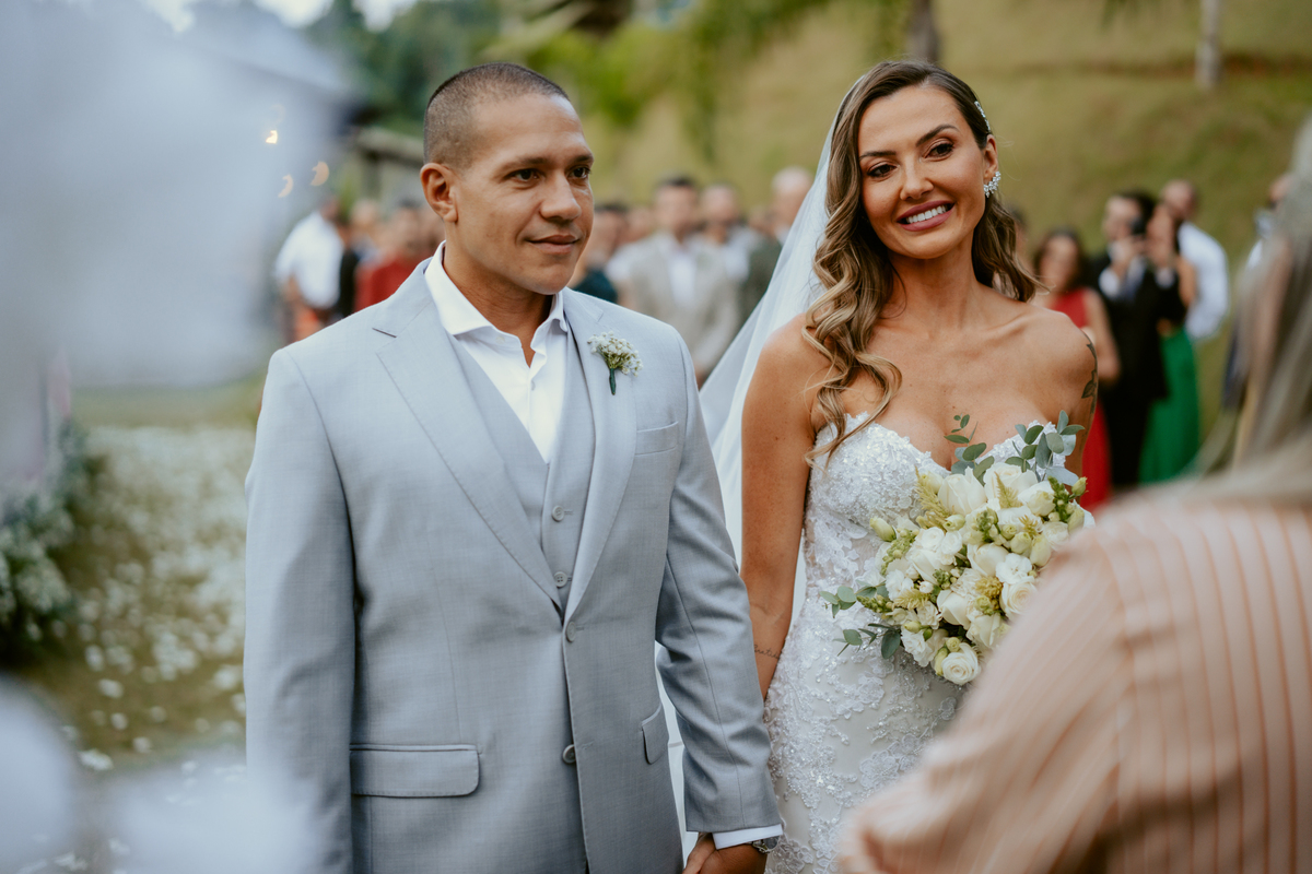 erimônia de casamento ao ar livre no Refúgio dos Lagos em Massaranduba com altar decorado pela Vila das Flores e convidados presentes.