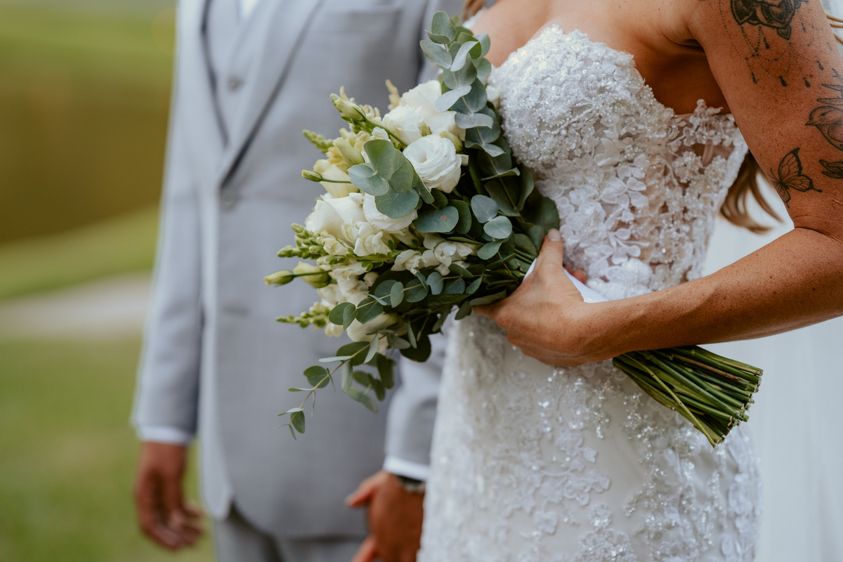 erimônia de casamento ao ar livre no Refúgio dos Lagos em Massaranduba com altar decorado pela Vila das Flores e convidados presentes.